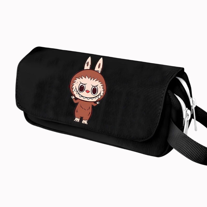 Labubu etui met dubbele rits in het zwart met een bruine Labubu op de klep. Twee ritssluitingen en een zwart handvat rechts. Op een crème-witte achtergrond.