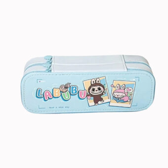 Labubu etui met twee ritsvakken in lichtblauw. Op een crèmekleurige achtergrond.
