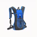 Sac à dos ultraléger pour le ski et les sports d'hiver en version bleue sur fond gris clair.