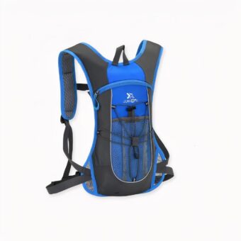 Sac à dos ultraléger pour le ski et les sports d'hiver en version bleue sur fond gris clair.