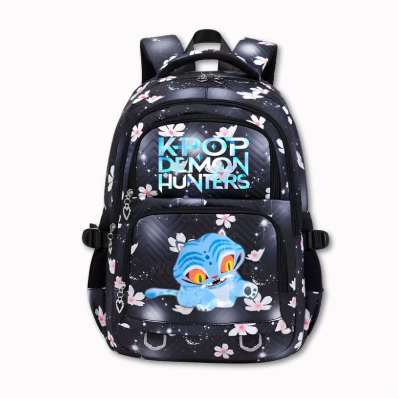 Sac à dos K-pop Demon Hunters imperméable de couleur noire avec des fleurs roses sur l'ensemble du sac. Sur la poche avant un motif du personnage du tigre farfelu, au-dessus l'inscription "K-pop Demon Hunters". Sur fond gris très clair.