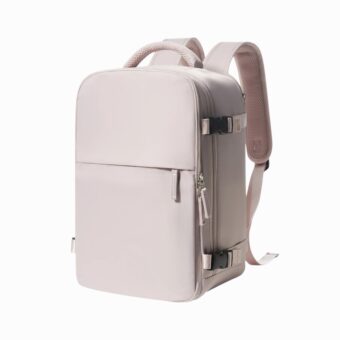 sac à dos rose pâle, vu de coté, de format rectangulaire, avec une poche plate sur l'avant. Sur fond blanc.