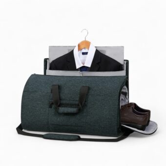 sac de voyage noir chiné type polochon avec anses et bandoulière, avec u ne veste sur ceintre qui sort par le haut ; sur fond blanc.