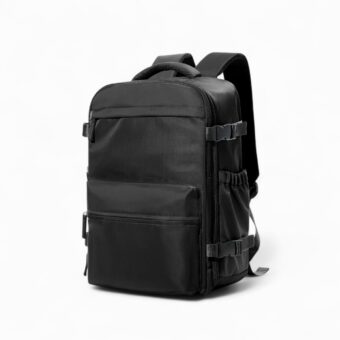 Sac à dos rectangulaire noir, avec poche en avant, sur font blanc