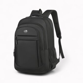 Sac à dos noir pour enfant, poches multiples et bretelles rembourrées, vu de 3/4, sur fond neutre.