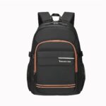 Sac à dos noir pour enfant avec détails colorés, grandes poches zippées et bretelles rembourrées, vu de face.