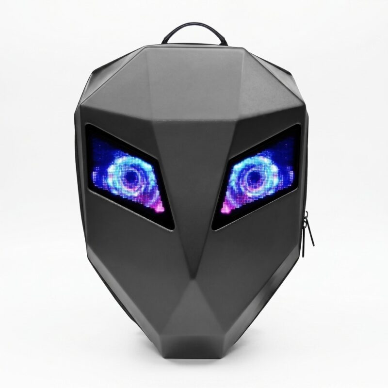 Un sac à dos LED moto extensible noir avec yeux programmables en forme de visage d’alien, avec une coque rigide noire et deux yeux lumineux bleus et roses sur fond blanc.