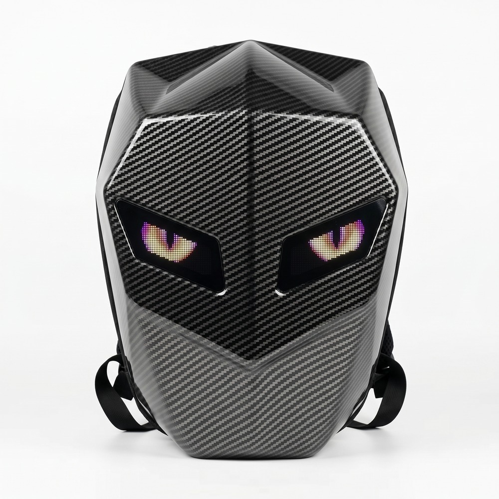 Un sac à dos LED programmable moto aspect fibre de carbone noir, avec une forme de casque et des yeux lumineux, posé sur fond blanc.