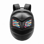 Un sac à dos LED programmable moto extensible noir à coque arrondie, noir et rigide, avec un grand écran lumineux coloré sur le devant, posé sur fond blanc.
