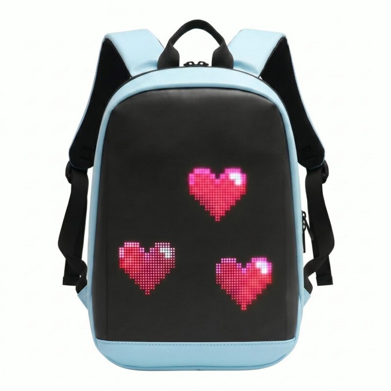 Un sac à dos LED pour enfant avec écran personnalisable bleu clair et noir, affichant trois cœurs roses lumineux sur l’avant.