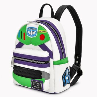 Un sac à dos Toy Story imprimé du héros Buzz, blanc, vert et violet, avec des détails spatiaux et des bretelles noires, posé sur fond blanc.