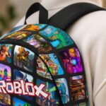 Roblox rugzak met donkere print van speelscènes – zijaanzicht