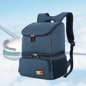 Blauwe rugzak met twee compartimenten met een blauwe hemel en een vliegtuig achter de tas