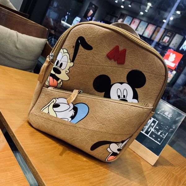 Mickey Mouse Minirugzak Voor Kinderen In Beige Met Een Houten Tafelbodem