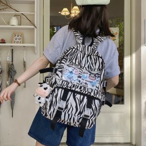 Rugzak met zebraprint en schattig ontwerp op de rug van een meisje