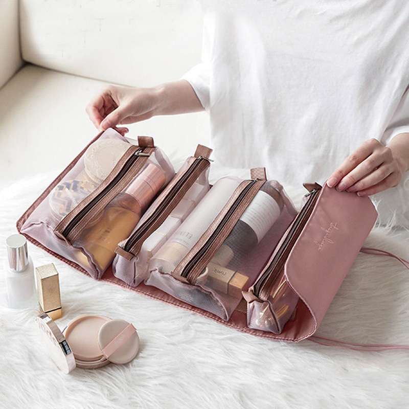 Roze en transparante multi-pocket cosmetische tas voor vrouwen met een bodem met een vrouw die de tas kiest