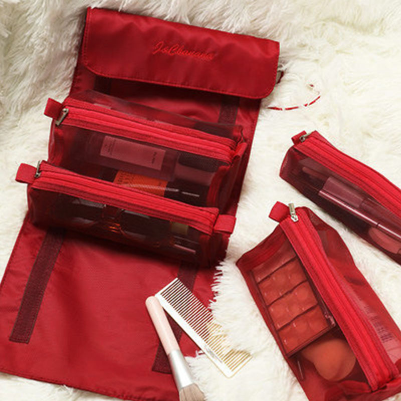 Rode multi-pocket cosmeticatas voor vrouwen met een zachte witte tapijtachtergrond