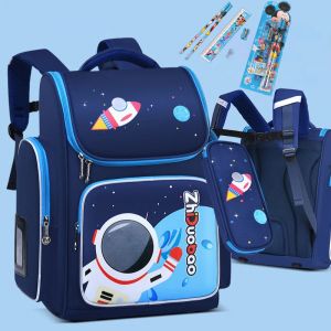 Waterdichte schoolrugzak met blauw astronautendesign en blauwe achtergrond